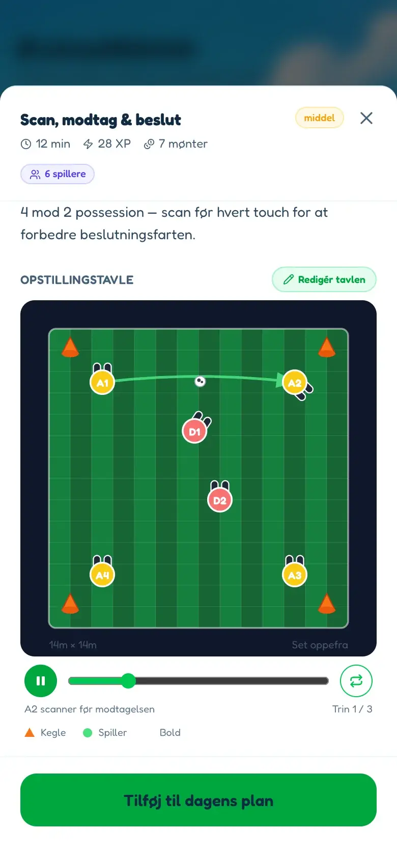 En BallQuest-øvelse på en telefon, med en animeret taktiktavle der viser spillere, kegler og bolden.